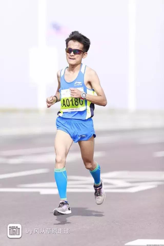 0.01秒绝杀黑人，3周夺4冠拿4万奖金，这个大学生太厉害