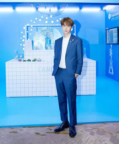 星光大赏王一博肖战粉丝battle,肖战看吴世勋和王一博battle