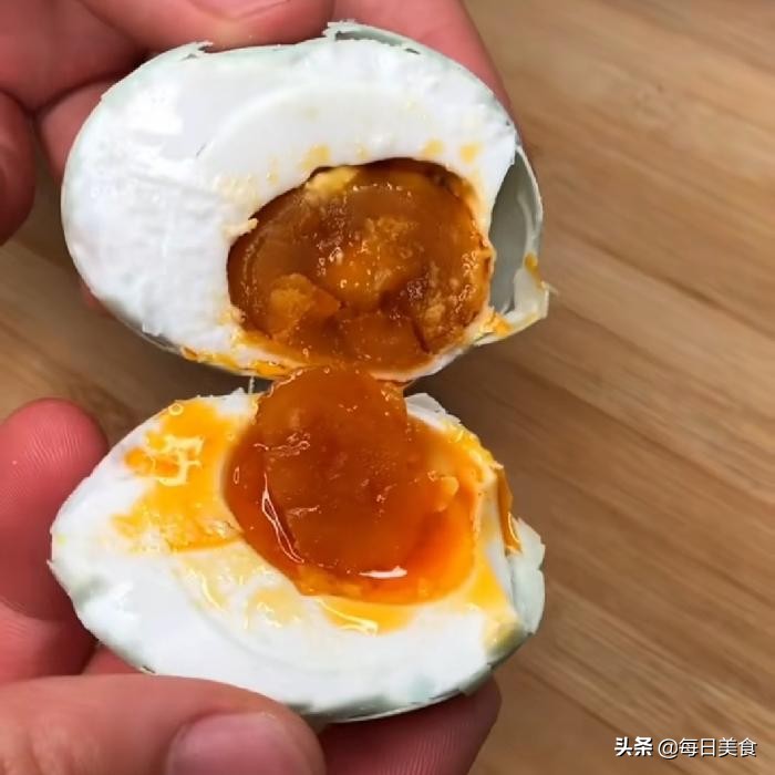 自制流油咸鸭蛋做法,怎么自制流油的咸鸭蛋