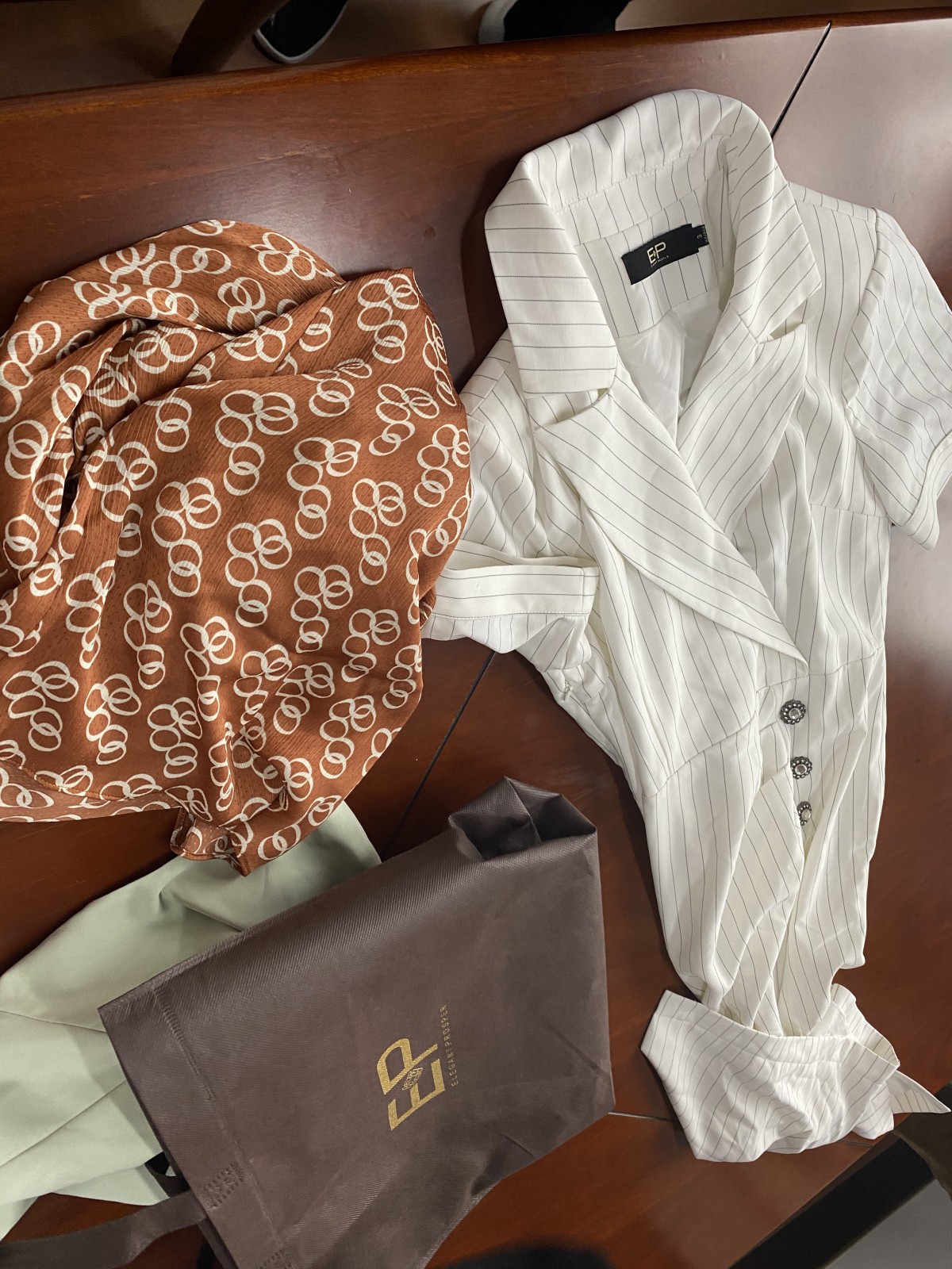 涉案假冒衣服40万处罚标准,卖仿冒品牌的衣服犯罪吗