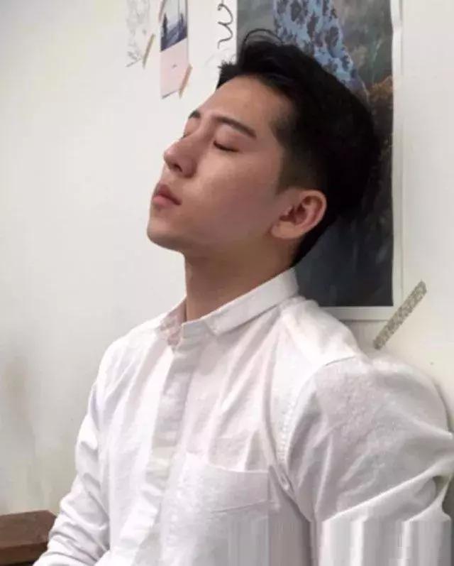 剪平头剪出了校草,平头成熟男生发型2020流行发型