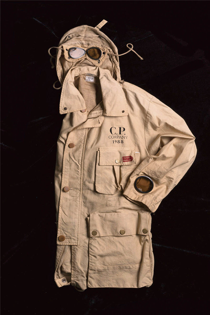 从军装到警服变成了衣服,从军装到正装的转变