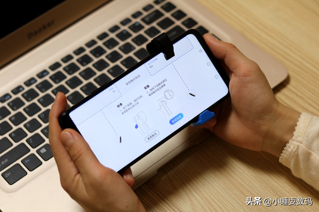 吃鸡手游怎么玩四指操作,吃鸡手机身法最好的五指操作