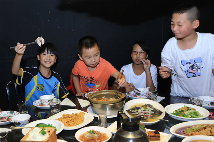 孩子挑食只吃肉不吃菜怎么办,孩子喜欢吃肉不怎么吃青菜