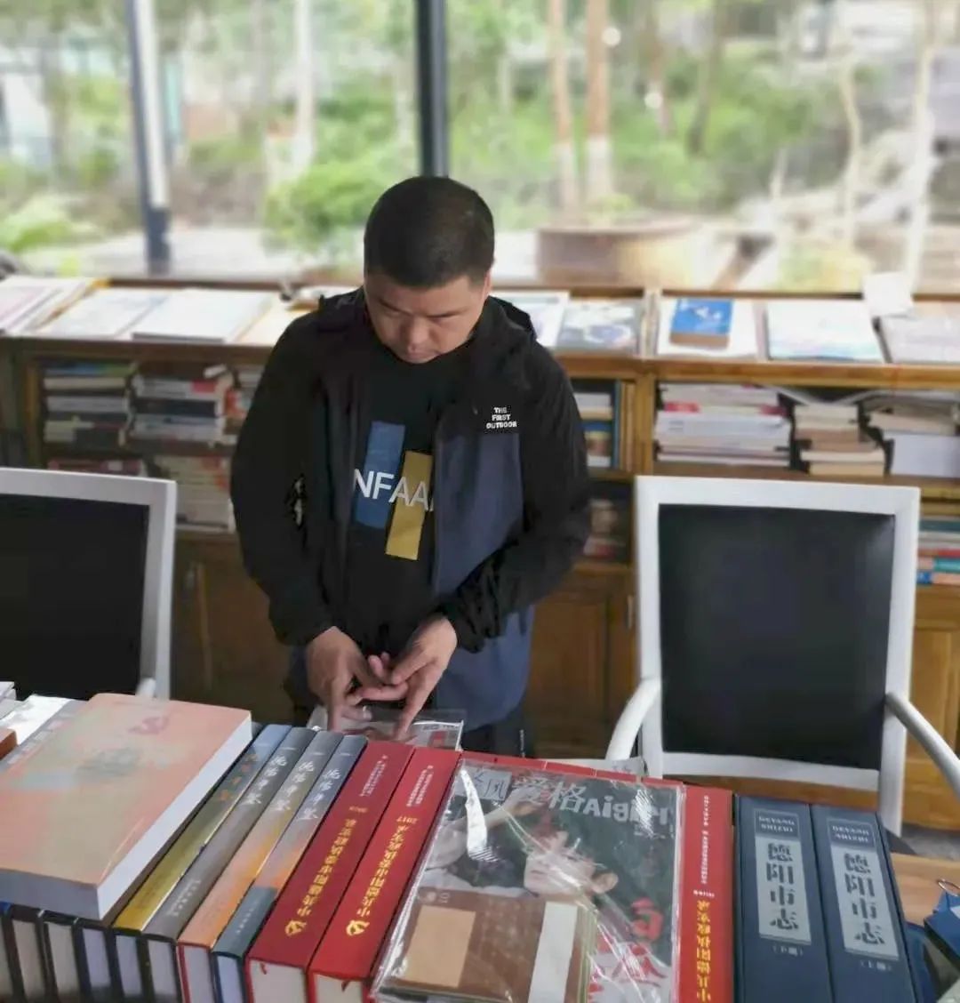 这个老舒很“痴”书！