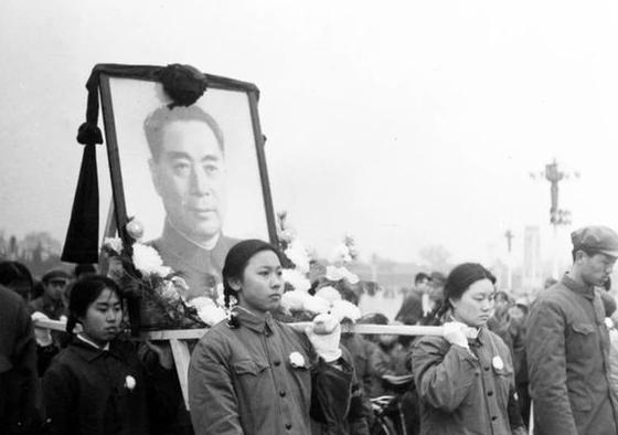 周总理最后2年，体重61斤平均40天一场手术，临终前苦等发妻