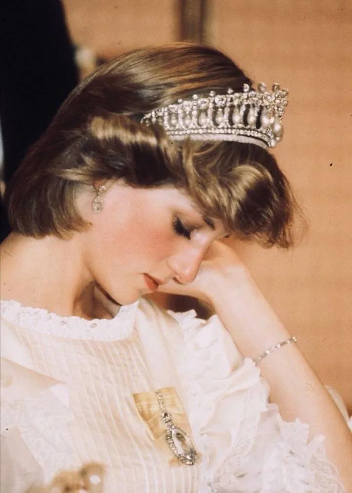 查尔斯王子和卡米拉王冠,英国查尔斯王子感染新冠确诊日期