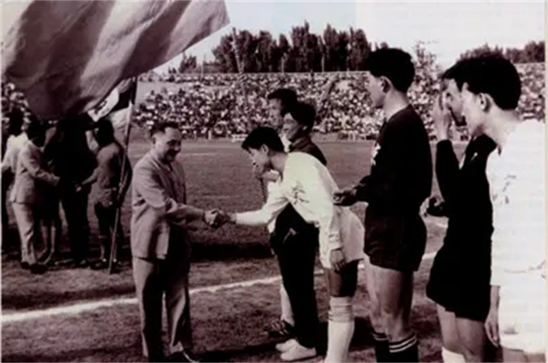 *小平邓**是个体育迷：夸刘国梁是好苗子，赛事紧张时也会“不淡定”