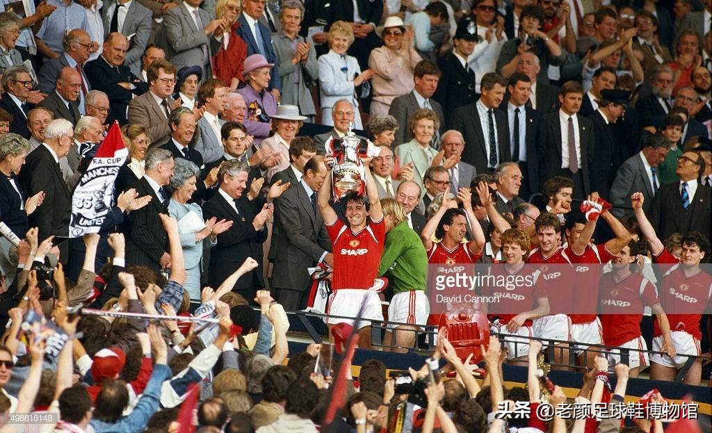 英格兰第一铁汉，骨折踢完比赛，40年前战胜曾国足，爱穿牛逼鞋