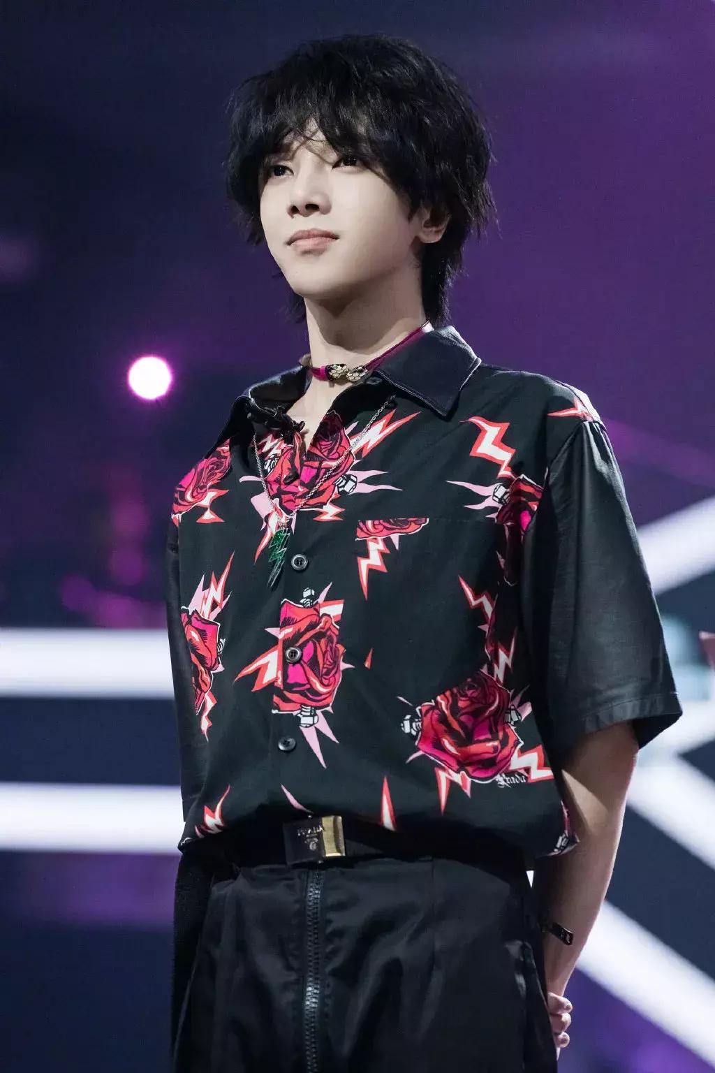 有没有整容不好说，华晨宇的时尚感倒是越来越强