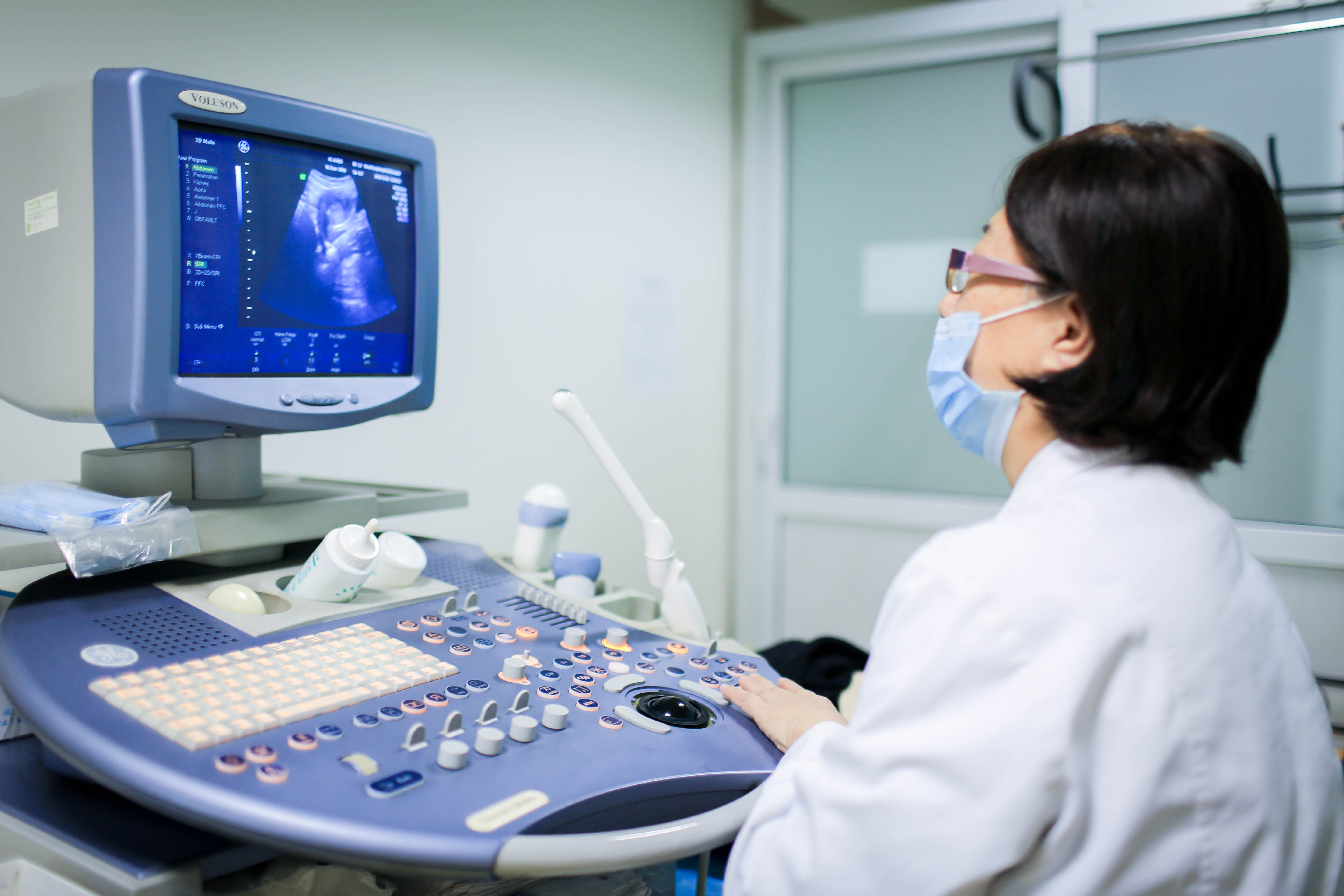 四维图片看着胎儿鼻子大怎么回事,胎儿四维彩超显示脑门大