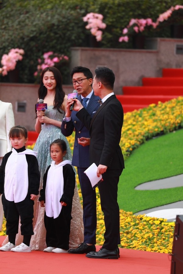 关晓彤黑色亮片高开叉吊带礼服,关晓彤香槟色抹胸串珠流苏礼服裙