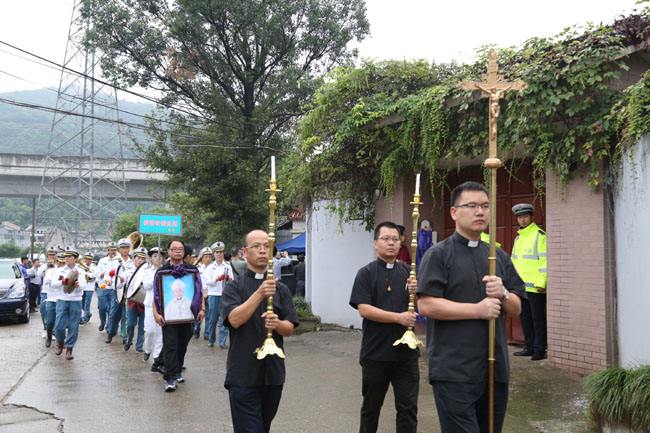 贵州一习俗人死后放在家里3年,为什么人死后要在家放几天