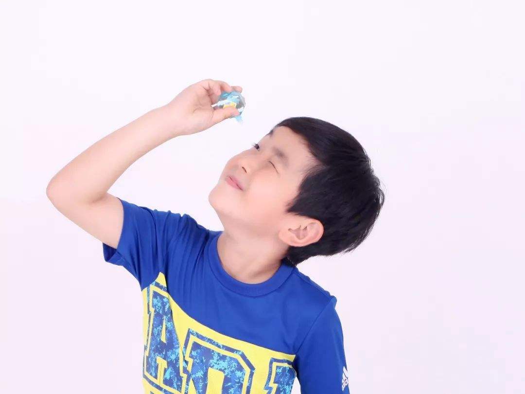3岁儿子误把502胶水滴进眼里,2岁男童误喝502胶水