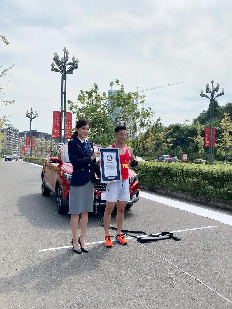 小伙倒立获得四项世界纪录,倒立吉尼斯世界纪录