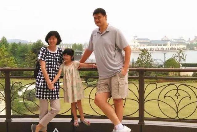 姚明女儿身高和同龄孩子比较,姚明12岁女儿亮相身高至少1米8