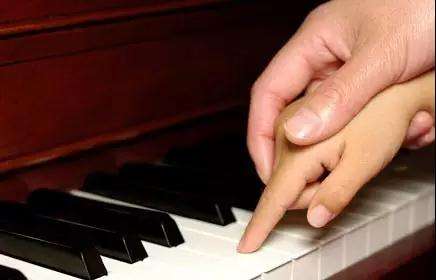 弹钢琴时手指为什么不听使唤,弹钢琴手指总是滑音怎么办