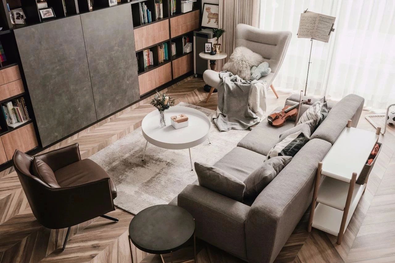 谁说沙发一定要靠墙放,沙发只能靠边放