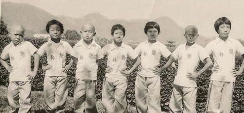 71岁洪金宝拄拐杖哽咽领奖,68岁洪金宝身体瘦成皮包骨头