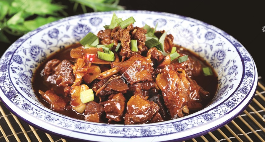 鹅、鹅、鹅，曲项向天歌，鹅头浮卤水，鹅掌躺干锅