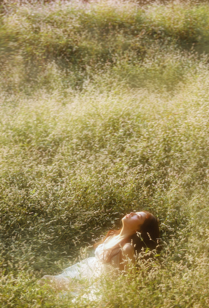 少女身穿薄纱光影柔美,朦胧的情绪在树林间蔓延