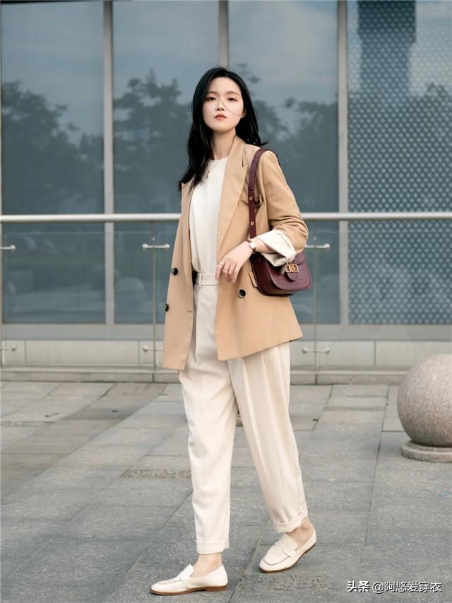 修身款小西装搭配什么裤子好看,短款小西装怎么搭配好看又时尚