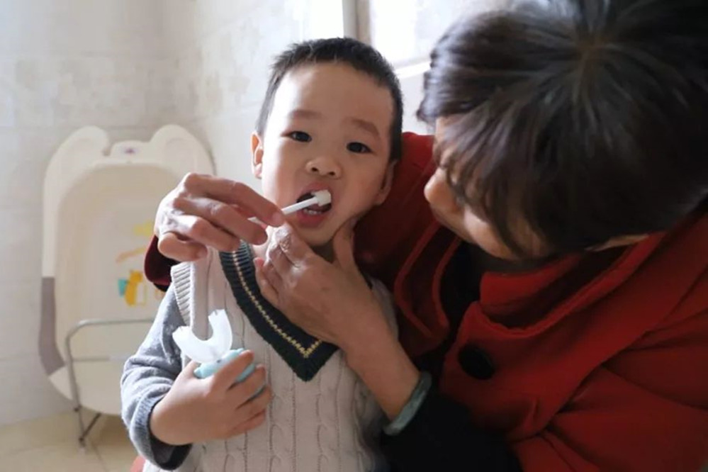 宝宝牙齿发黑被腐蚀,宝妈一个头两个大,看看以下办法能不能帮你