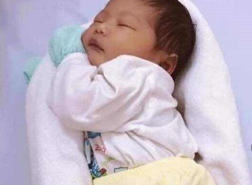 新生儿怎么裹毛巾睡觉,新生儿入睡办法