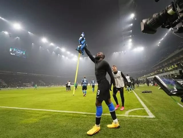 米兰奇迹之夜,米兰5球狂屠国米现场