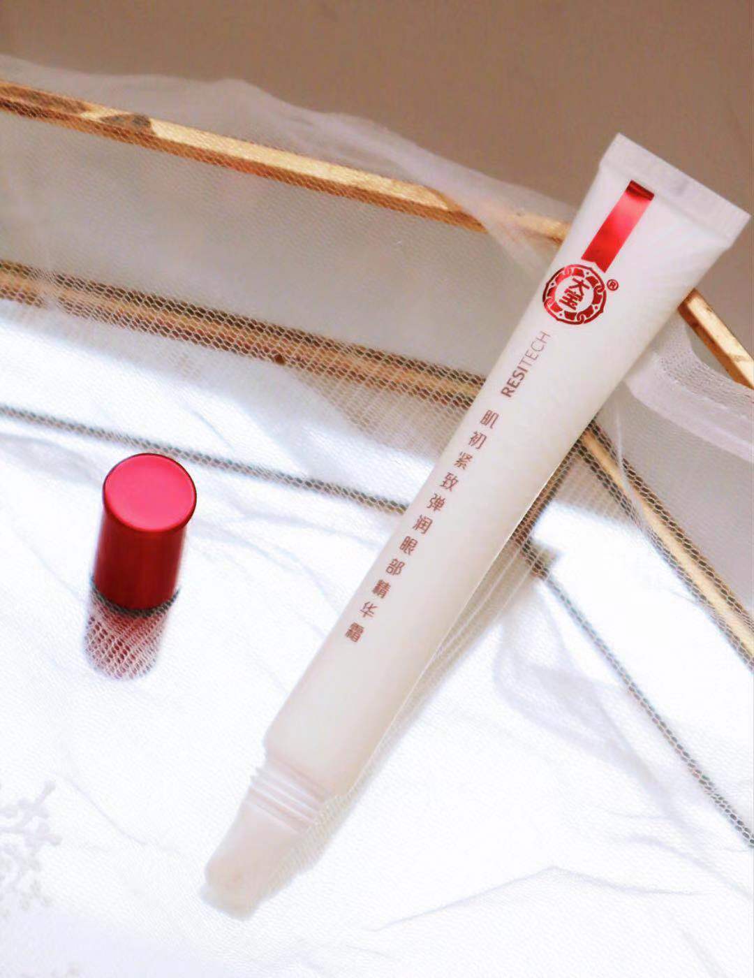 有句话说得好:美不美看脸,老不老看眼