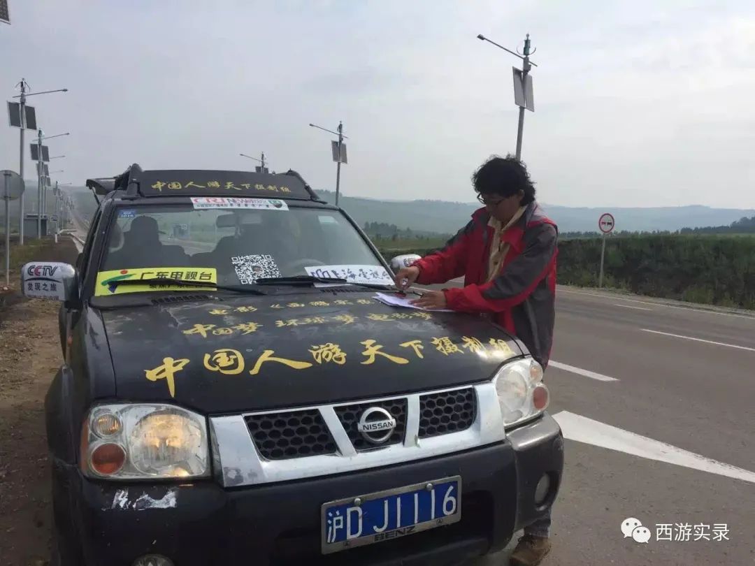 这女孩看到俄罗斯帅哥搭车，逼我停车，否则跳车