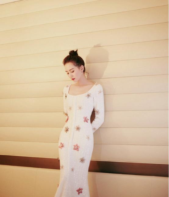 刘诗诗真是天赐的好气质，紧身裙造型真惹眼，高贵的样子真美