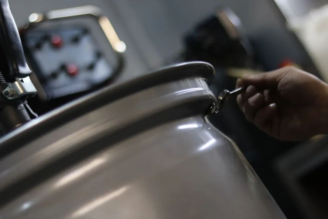 怪兽改造跑车视频,宝马f20120改装