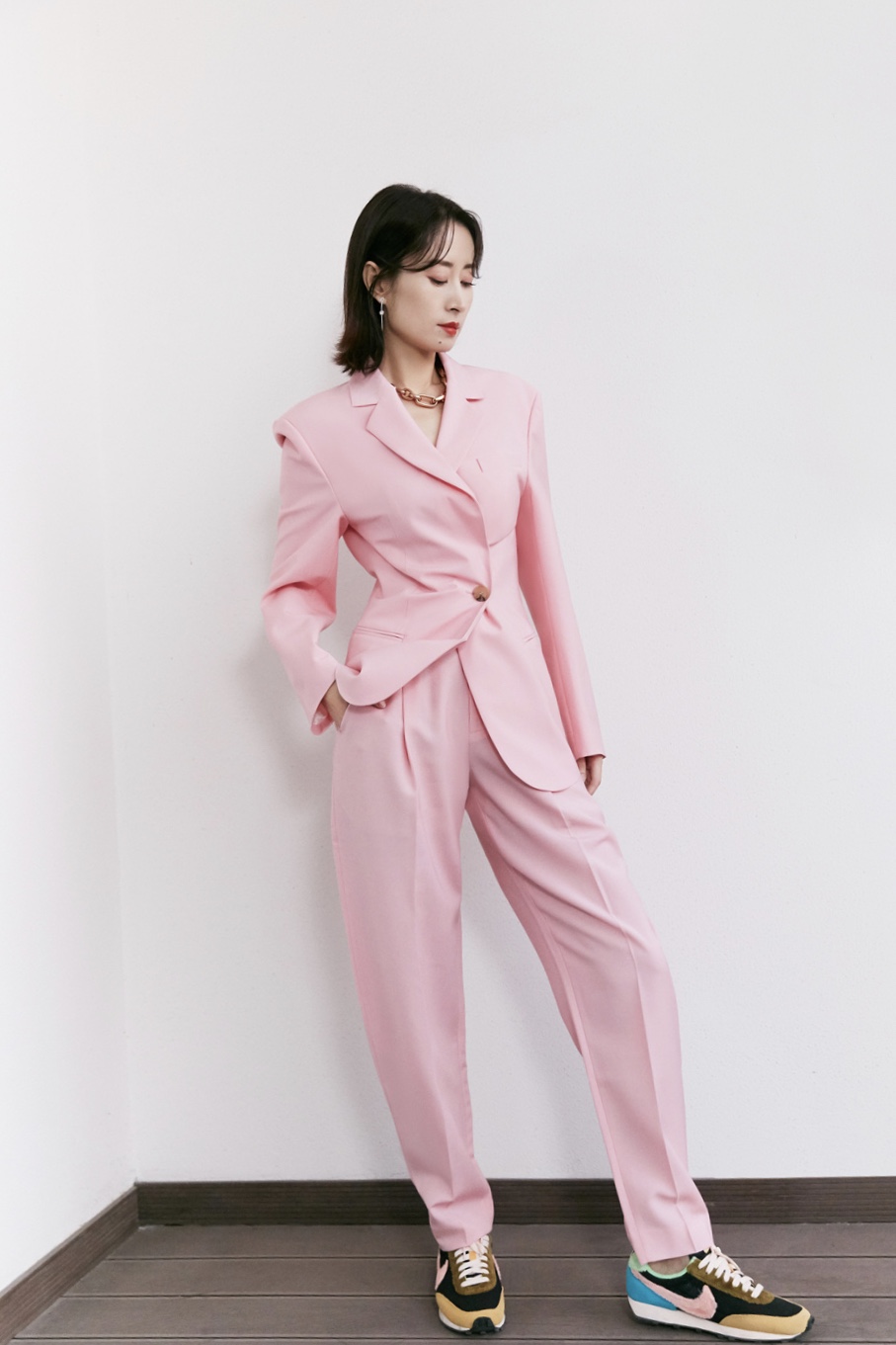 刘敏涛眼神太凌厉，穿“花布衫”也能很有气场，背带裙罕见不减龄