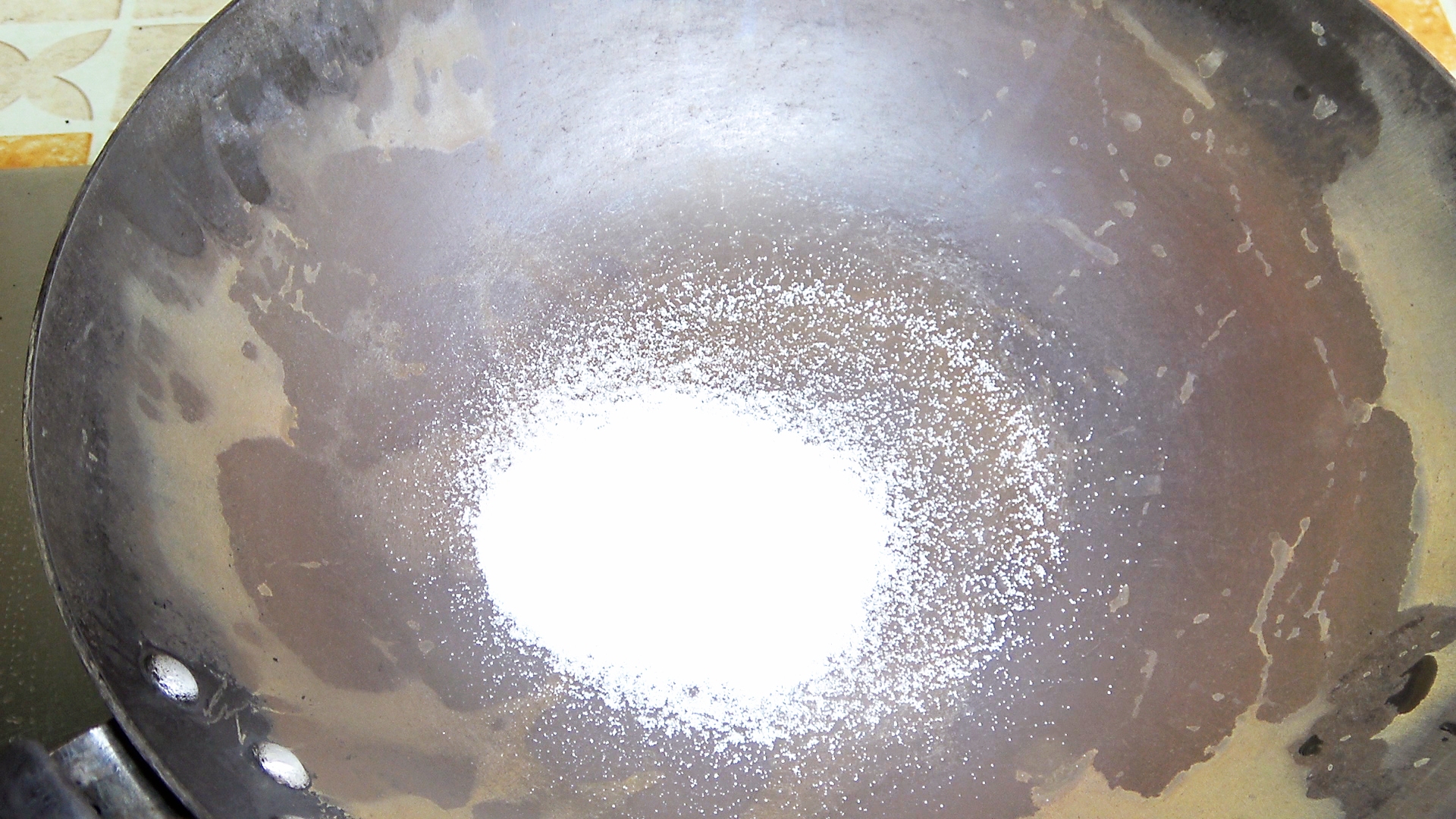 铁锅油垢怎样才能彻底清除,铁锅怎么清洗油垢最好方法