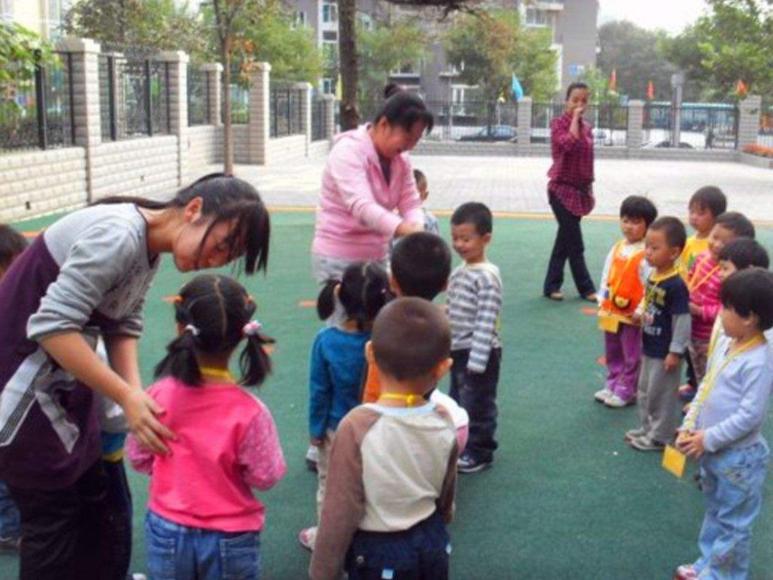 一中学生凌晨在宿舍内，遭同学围殴，男生跪在地上被多名同学打