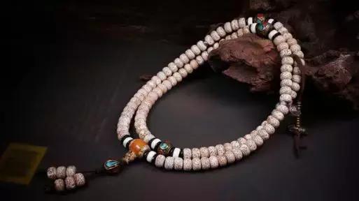 男士戴108蜜蜡串合适吗,男人可以戴石榴石手串吗