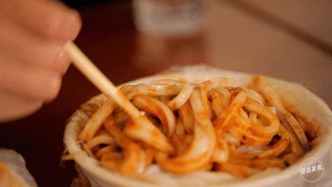 网传一天卖1000碗的米皮店，我们忍不住好奇心测了测