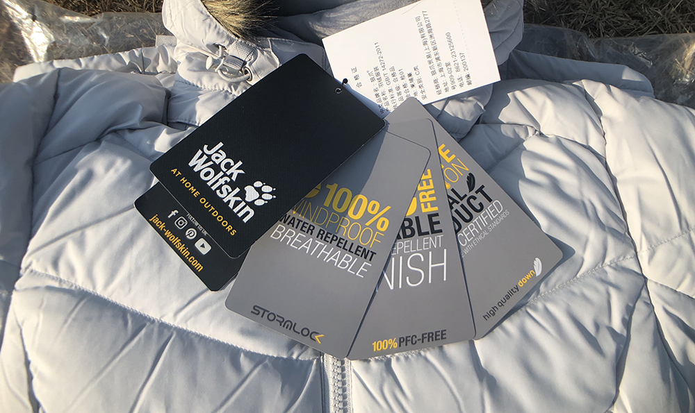 谁说暖冬羽绒服就会失宠？狼爪羽绒服评测，轻薄才是今年主打