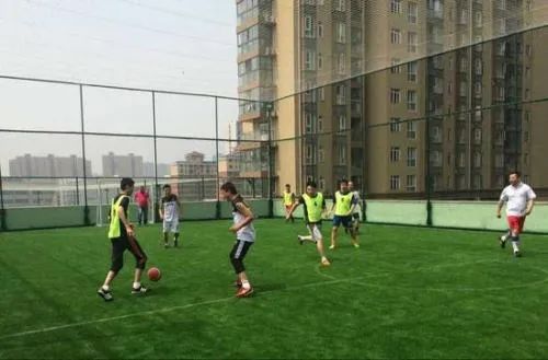 在楼顶上打球,楼顶踢球