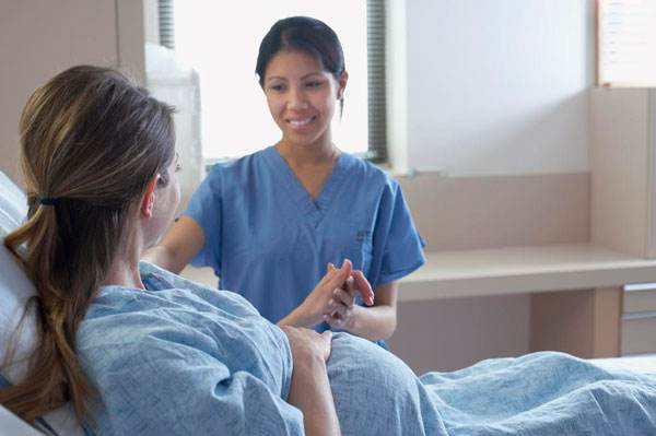 孕妇分娩前都会见红和破羊水吗,孕妇先见红还是先破水由什么决定