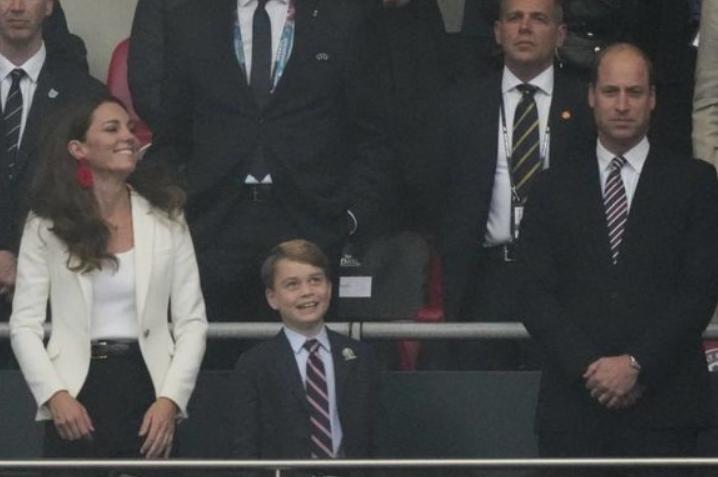 乔治王子最新近况,乔治被球迷讽刺