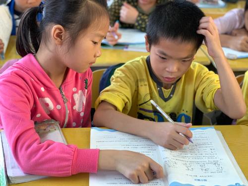 地铁上，姐弟俩的“坐姿”让乘客直竖大拇指：真正的“富家子弟”