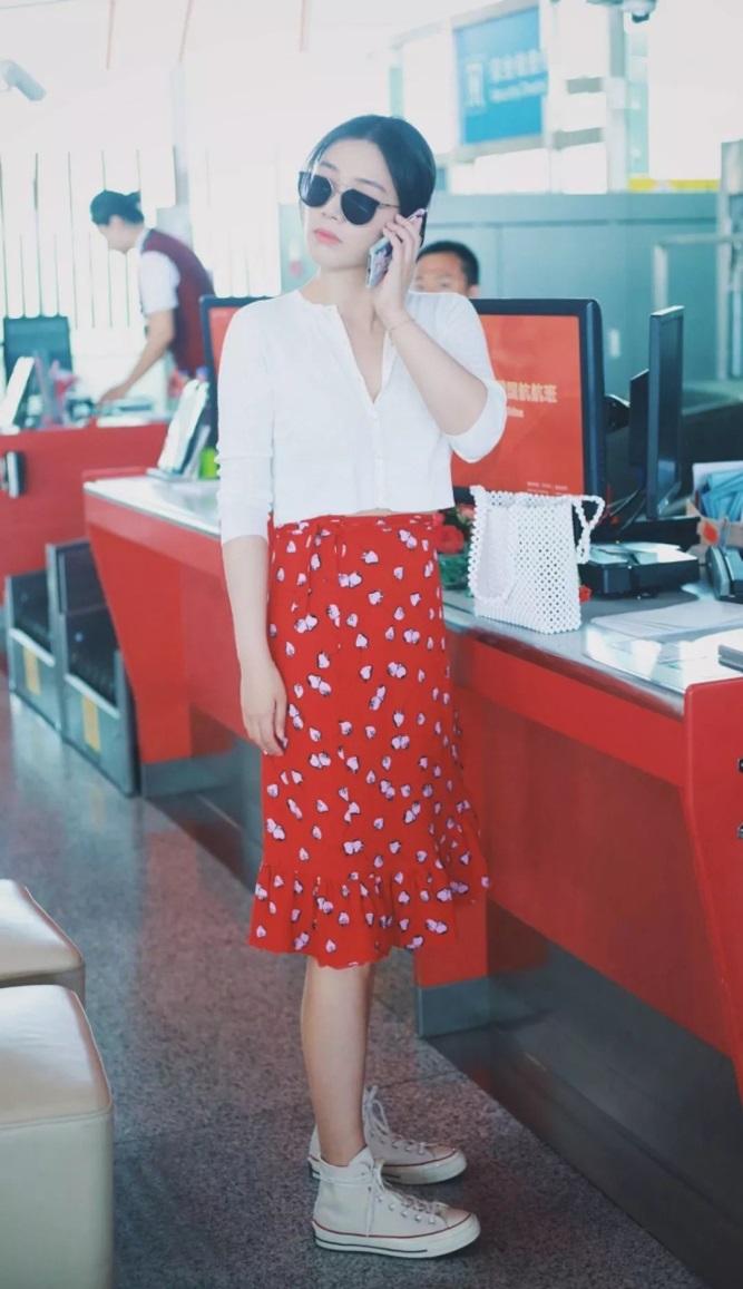 帆布鞋搭配什么样的裙子比较好看,高帮帆布鞋搭配短裙连衣裙秋冬