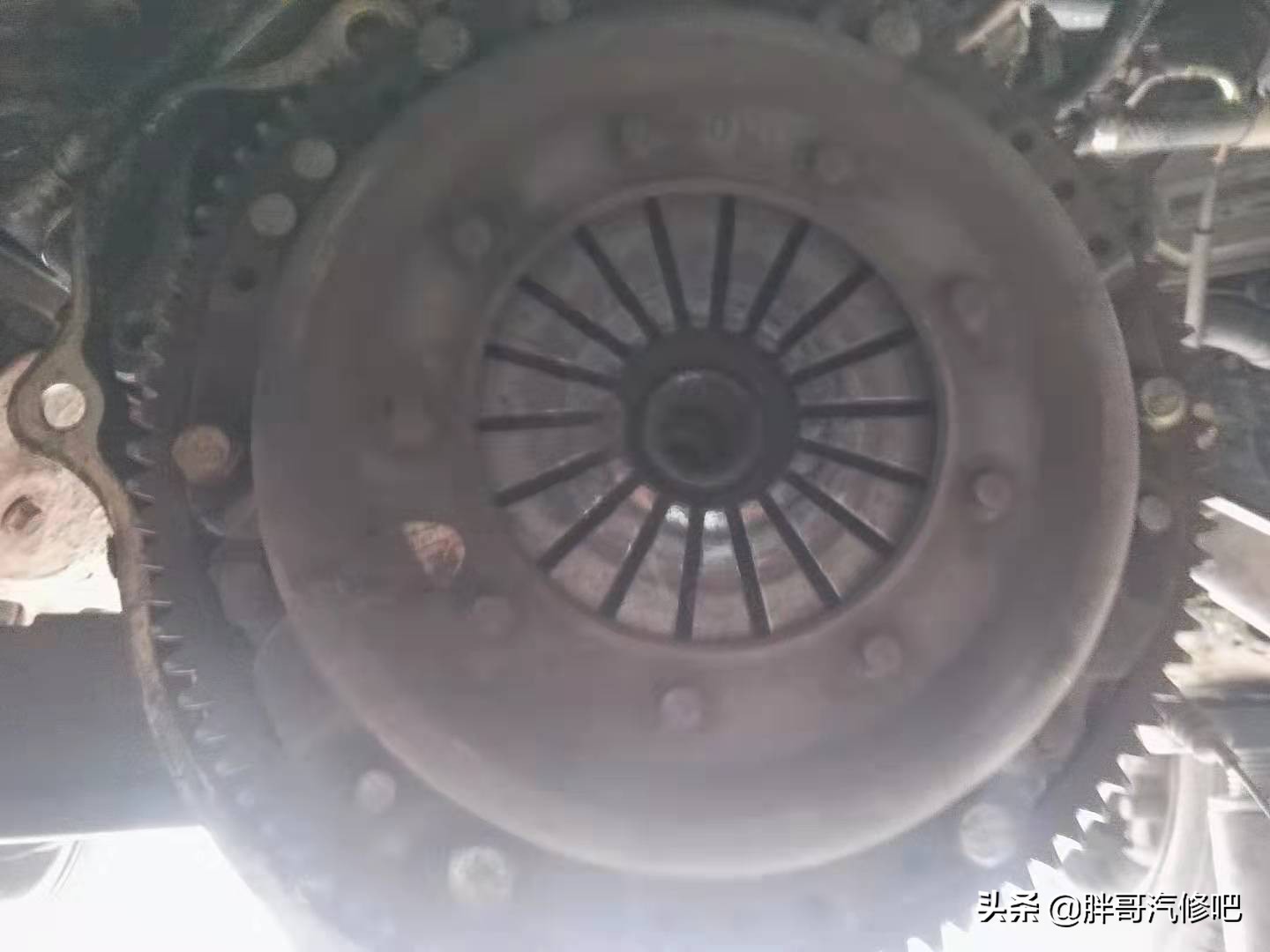 踩下离合器踏板有异响声,十有八九是分离轴承问题,胖哥拆解维修