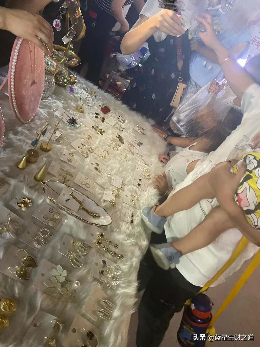 摆摊卖了一副耳环利润6元,摆地摊耳环收入