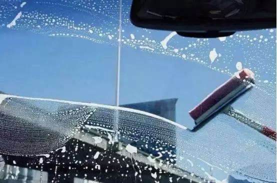 小车前挡风玻璃油膜怎么去除,前挡风玻璃内面除油膜最好的方法