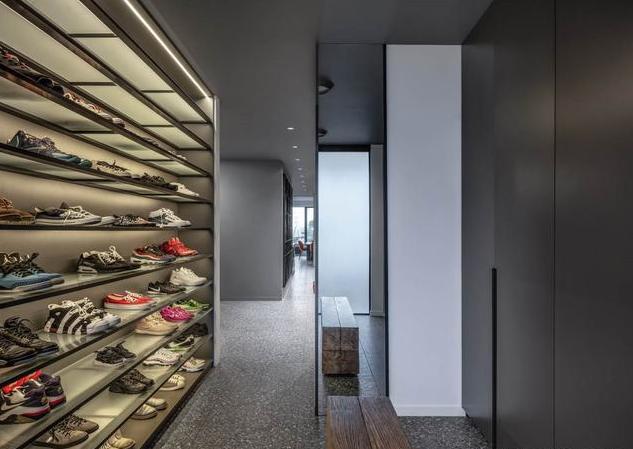 她将两套房子里头打通，客厅大到可以“踢足球”，网友：太豪气了