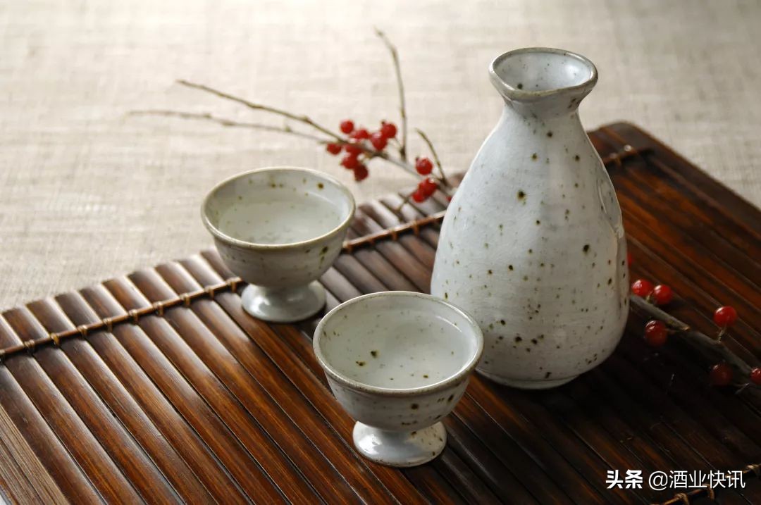 喝白酒的正确姿势,介绍白酒正确姿势