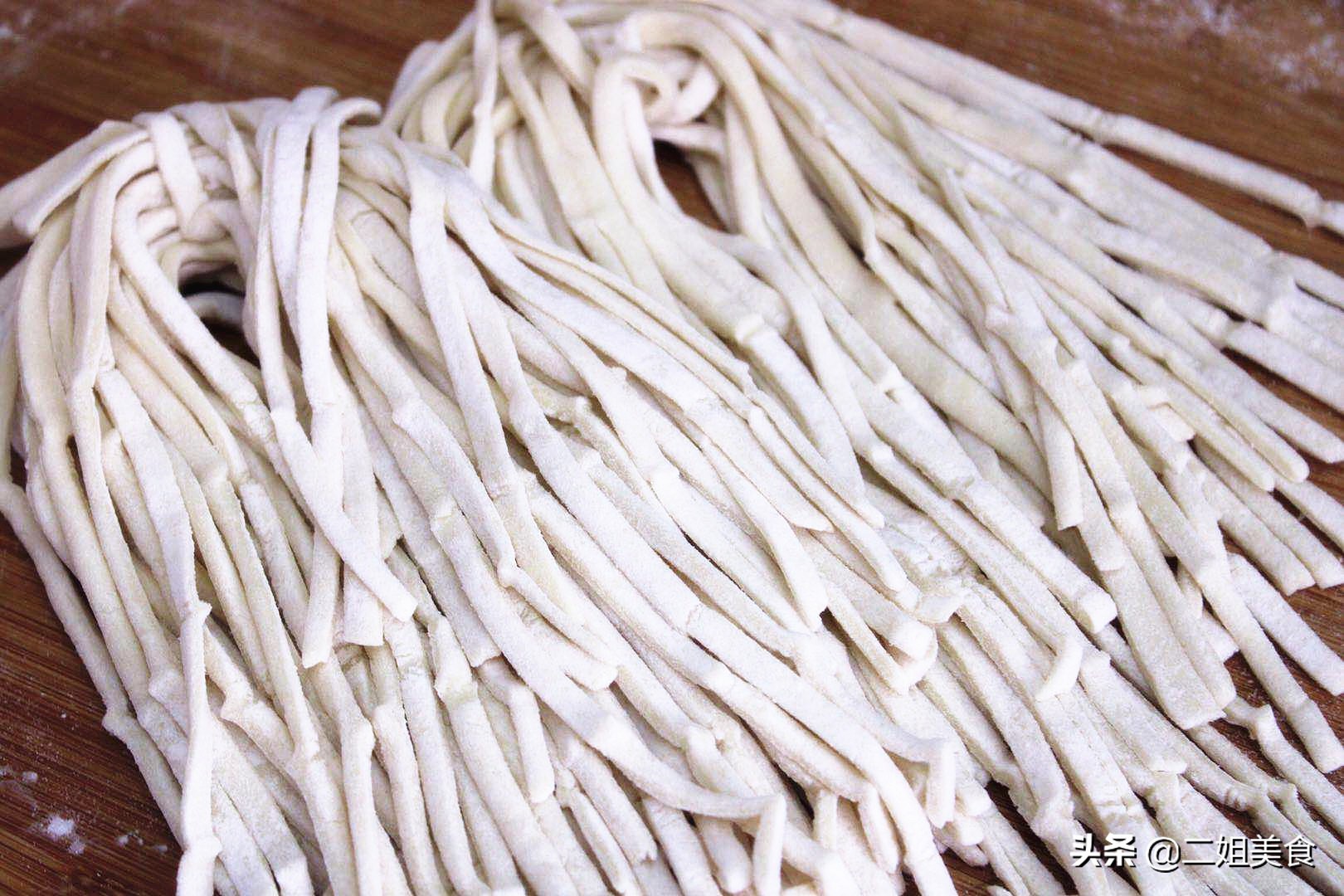 做湿面条加多少淀粉和碱,自己在家做面条面和水的比例